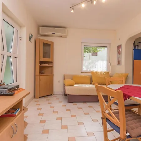 Apartamento Awesome In With Kitchen Donji Karin